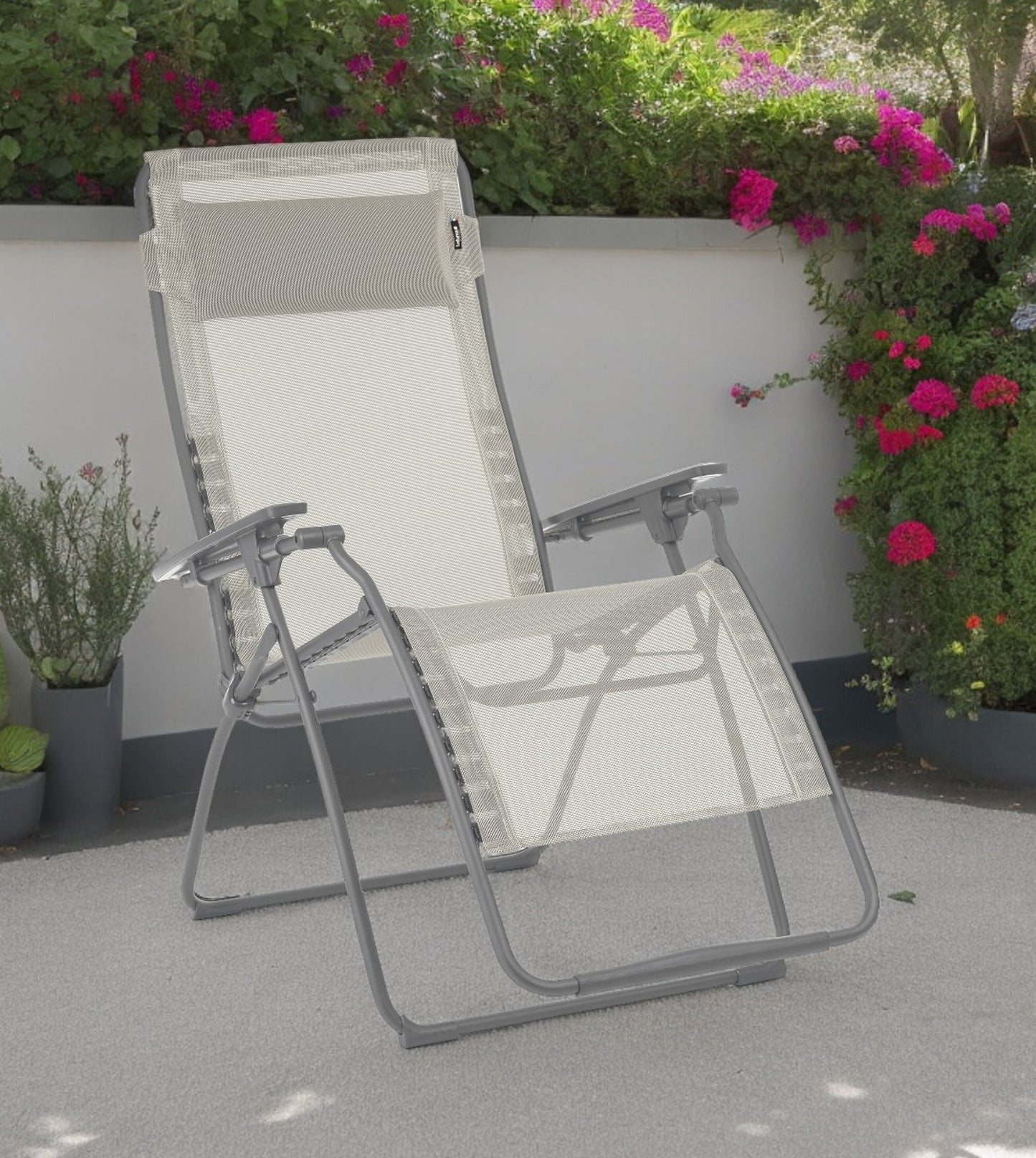 30" Light Gray Steel Outdoor Zero Gravity Chair