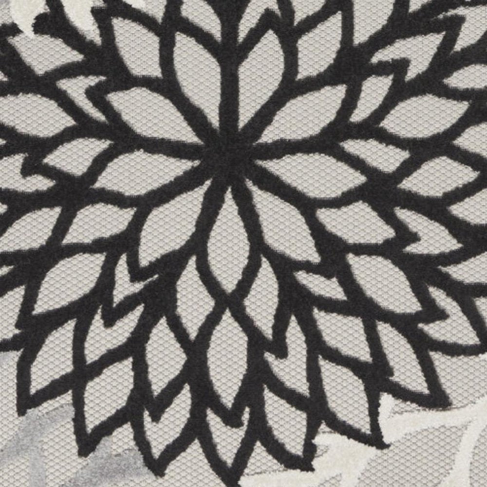 4' X 6' Black And White Indoor Outdoor Area Rug — view 3