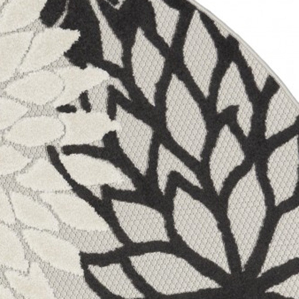 4' X 6' Black And White Indoor Outdoor Area Rug — view 22
