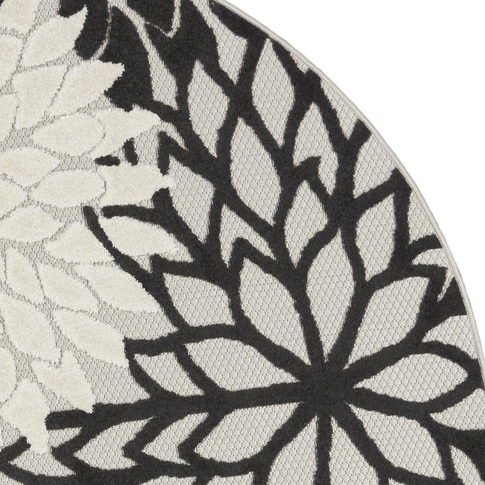 4' X 6' Black And White Indoor Outdoor Area Rug — view 17
