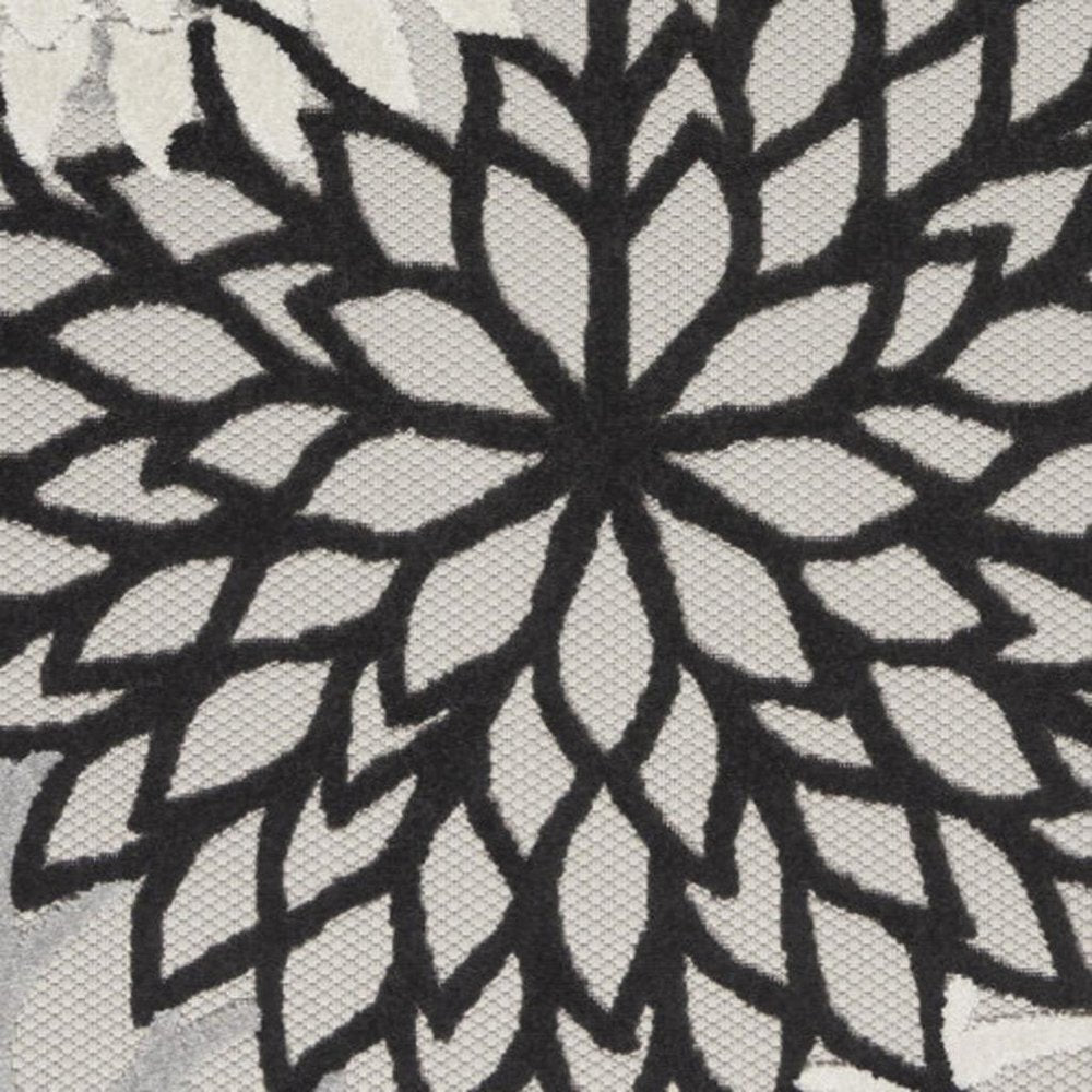 4' X 6' Black And White Indoor Outdoor Area Rug — view 55