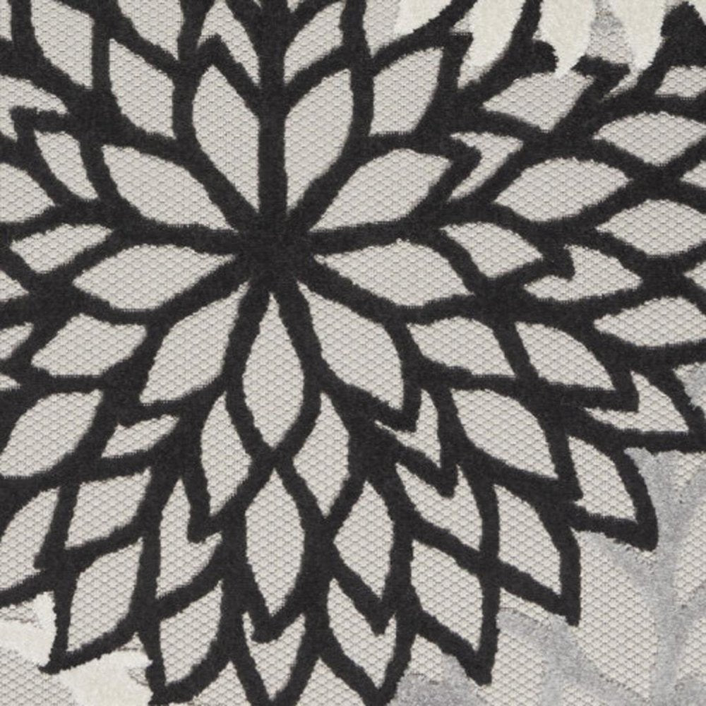 4' X 6' Black And White Indoor Outdoor Area Rug — view 59