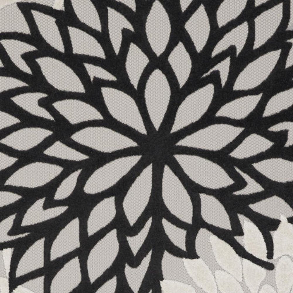 4' X 6' Black And White Indoor Outdoor Area Rug — view 73