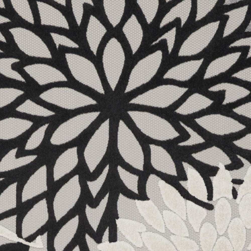 4' X 6' Black And White Indoor Outdoor Area Rug — view 93