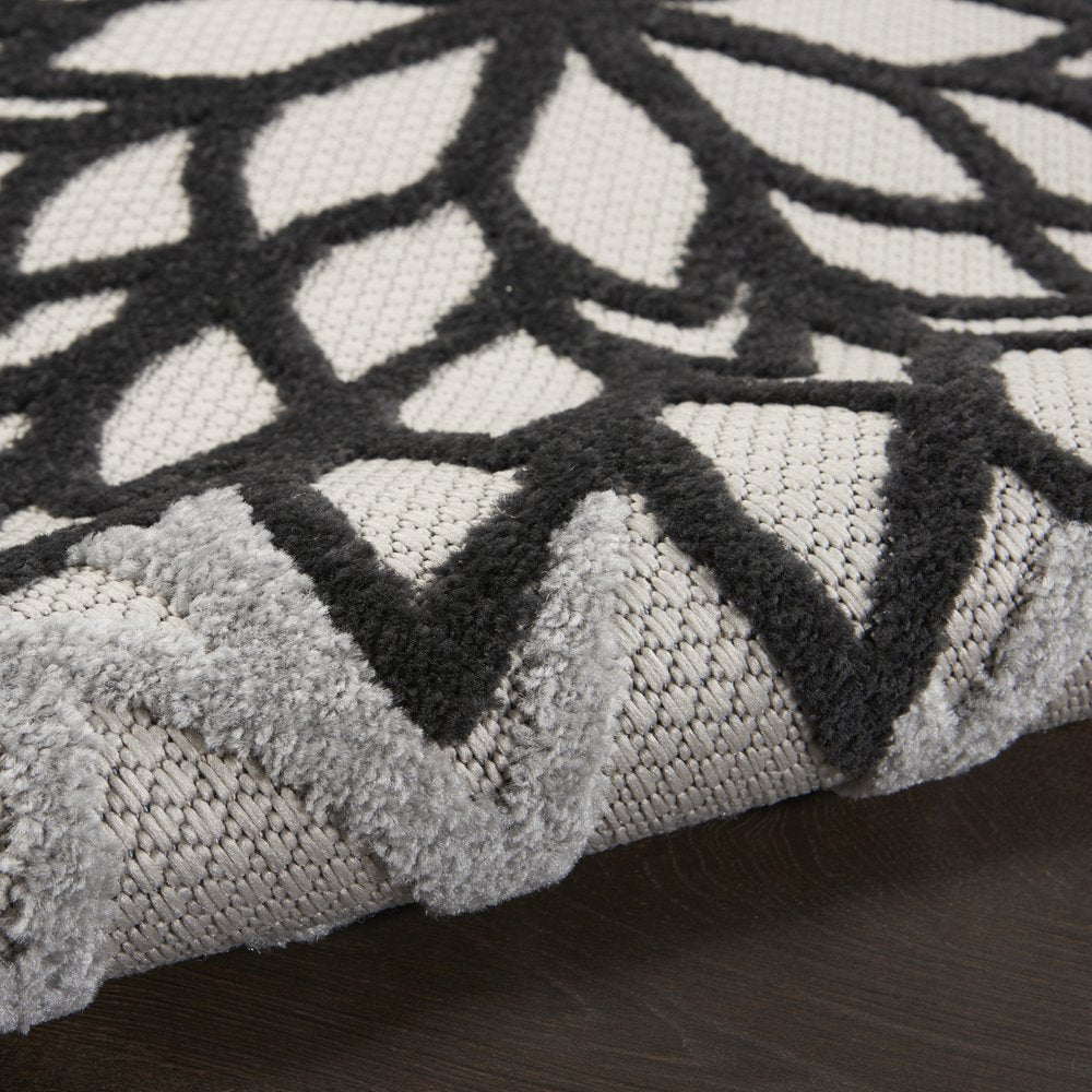 4' X 6' Black And White Indoor Outdoor Area Rug — view 103