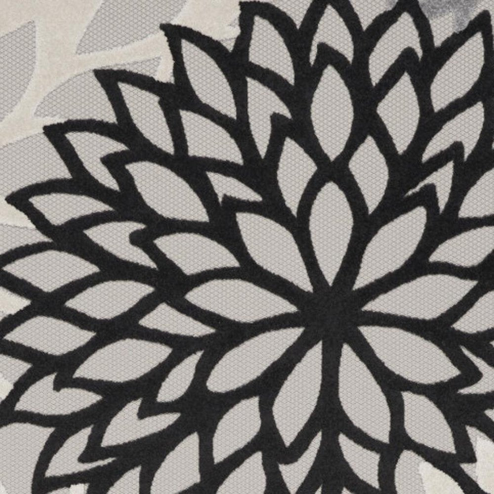 4' X 6' Black And White Indoor Outdoor Area Rug — view 97