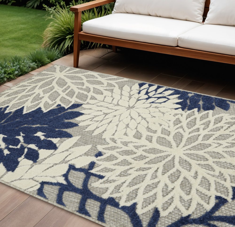 4' X 6' Black And White Indoor Outdoor Area Rug — view 204