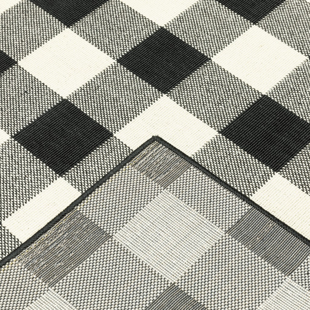 8' X 8' Black and Ivory Indoor Outdoor Area Rug - 0" (L) x 94" (W) x 94" (H)