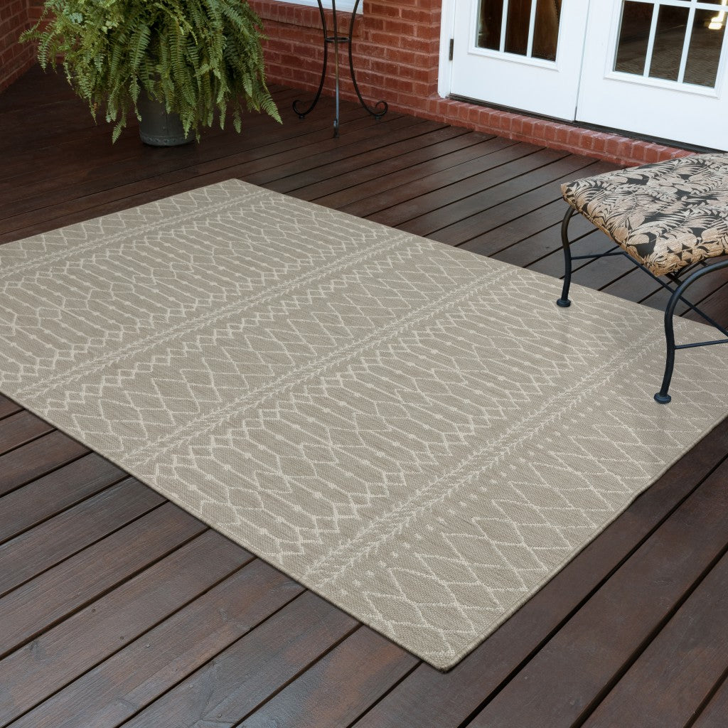 7' x 9' Gray and Ivory Indoor Outdoor Area Rug