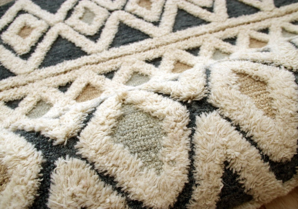 4’ Round Blue and Cream Stripe Diamond Area Rug