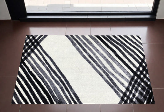 2' X 3' Black and Gray Abstract Arrow Washable Floor Mat - 47.24" (L) x 47.24" (W) x 0.35" (H)