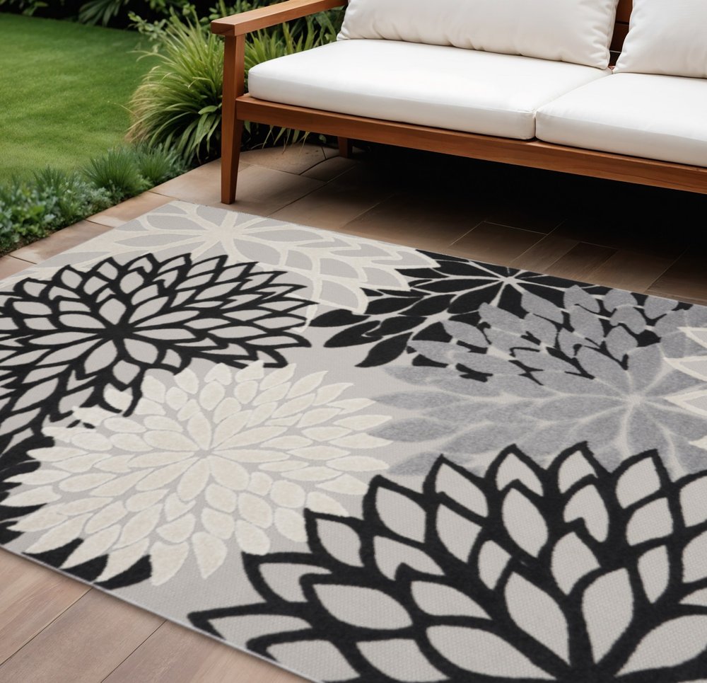 12' X 15' Black And White Indoor Outdoor Runner Rug — view 4