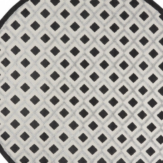 8' X 8' Black And White Round Indoor Outdoor Area Rug