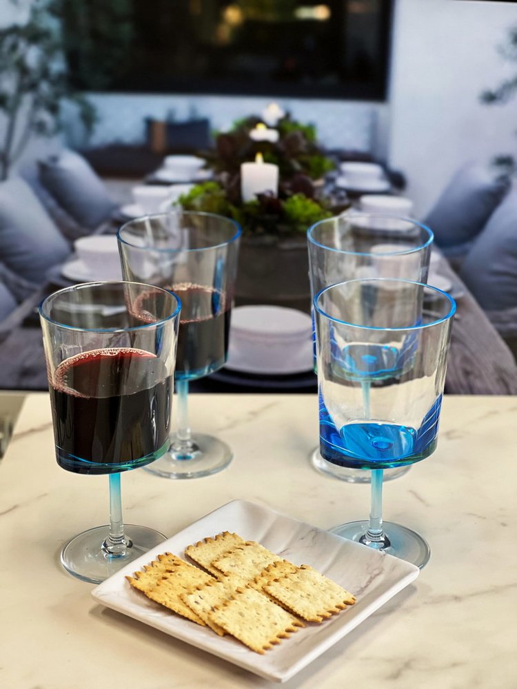 Set of Four Clear and Blue Acrylic Stemmed All Purpose Wine Glass HomeRoots