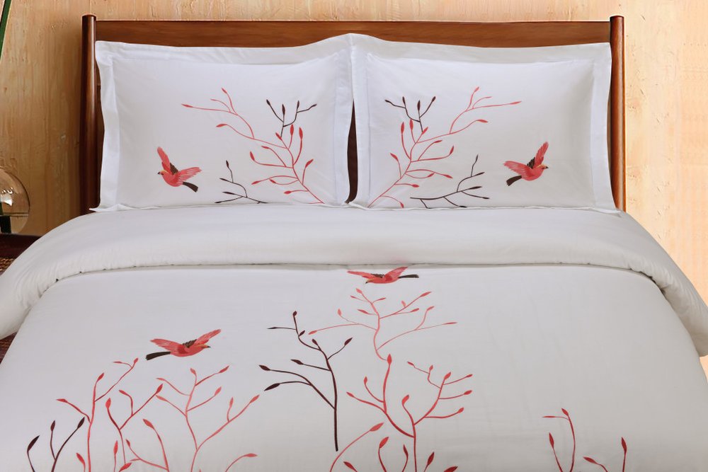 White And Red Queen Cotton Washable Duvet Cover Set With Two Shams — view 1
