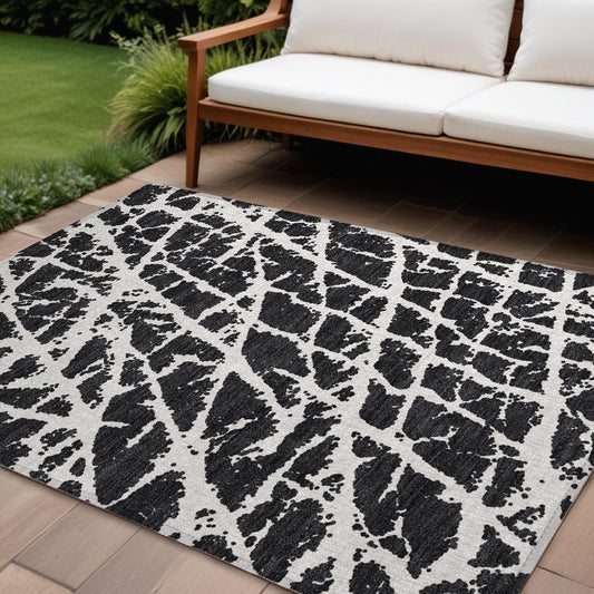 8' X 10' Black and White Abstract Washable Non Skid Indoor Outdoor Area Rug - 0" (L) x 120" (W) x 96" (H)