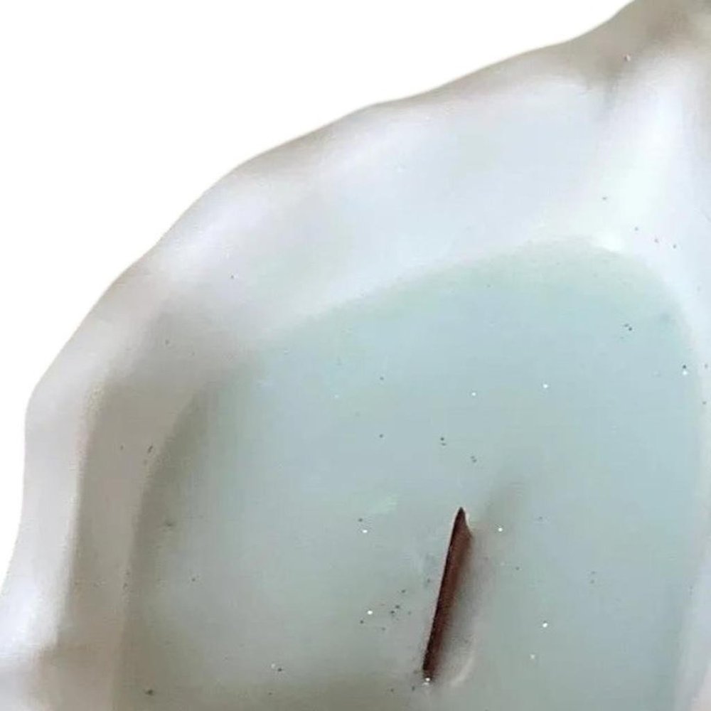 6" Light Blue Sea Salt And Orchid Scented Soy Wax Candle In White Resin Novelty Holder — view 10