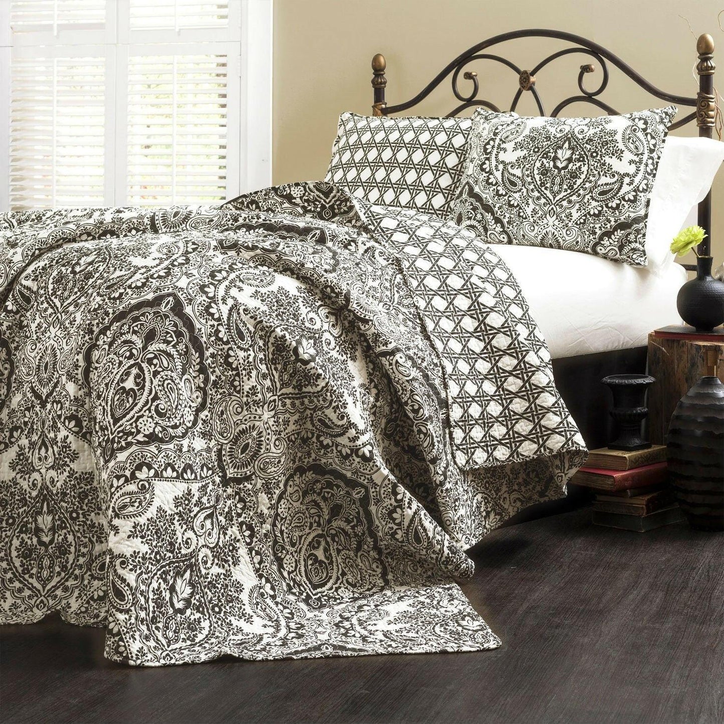 Queen size 3-Piece Quilt Set 100-Percent Cotton in Black White Damask - FurniFindUSA