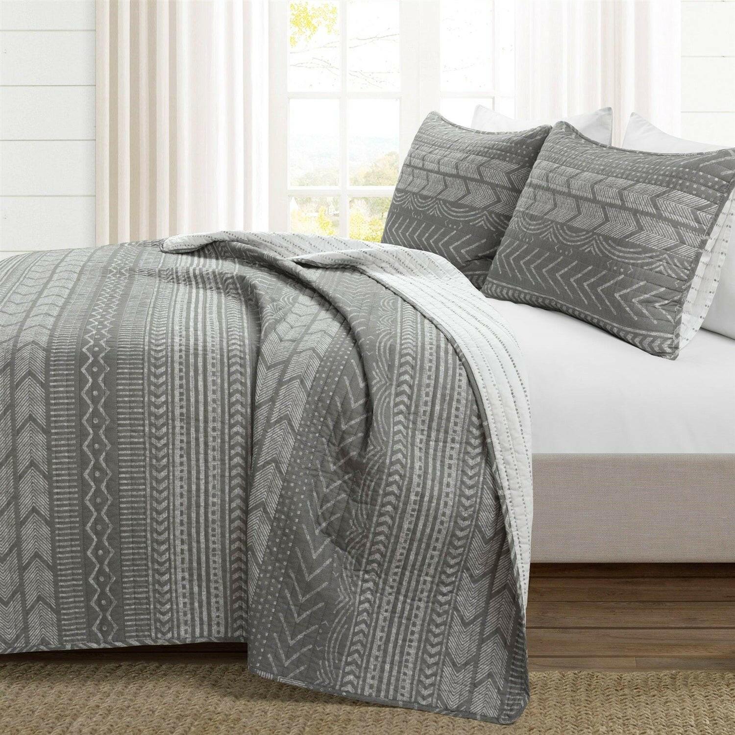 Full/Queen Scandinavian Dark Grey Chevron Reversible Cotton Quilt Set - FurniFindUSA