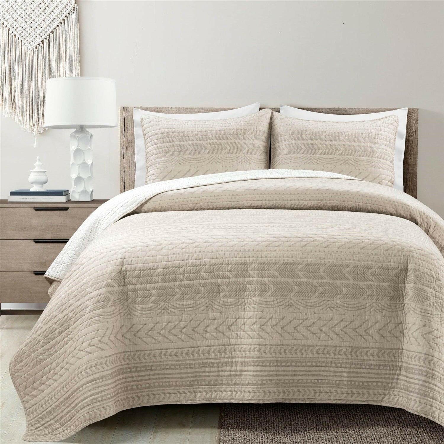 King Scandinavian Chevron Beige Tan White Reversible Cotton Quilt Set - FurniFindUSA